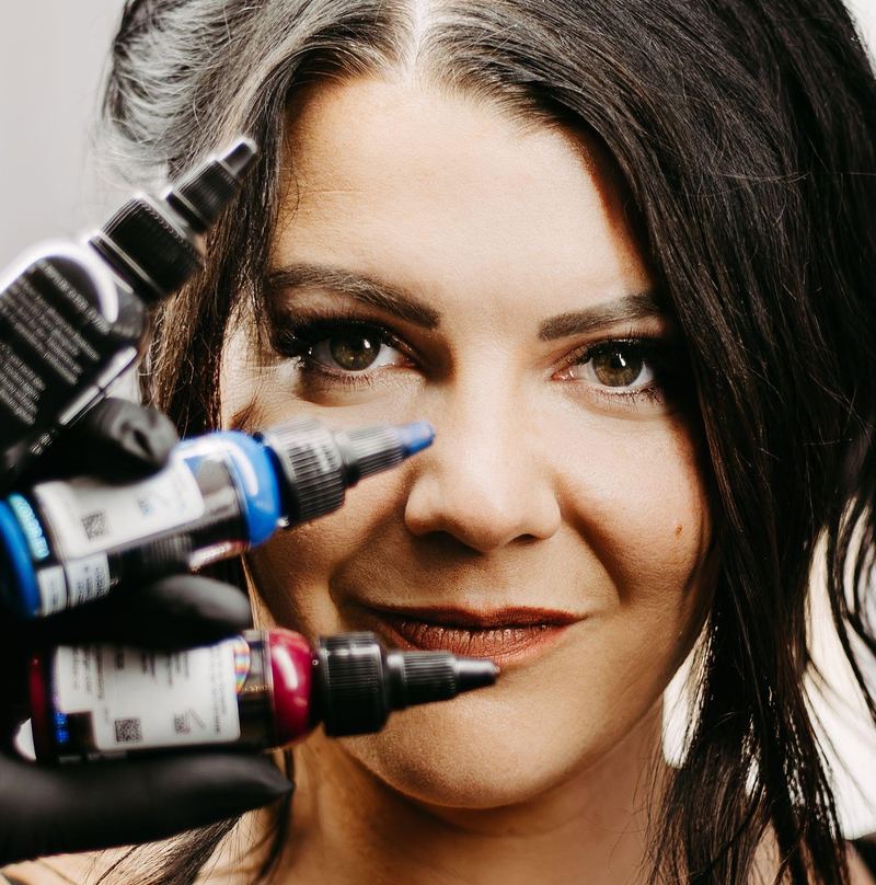 Nadine, Tätowiererin und Inhaberin von ColorLine Tattoo