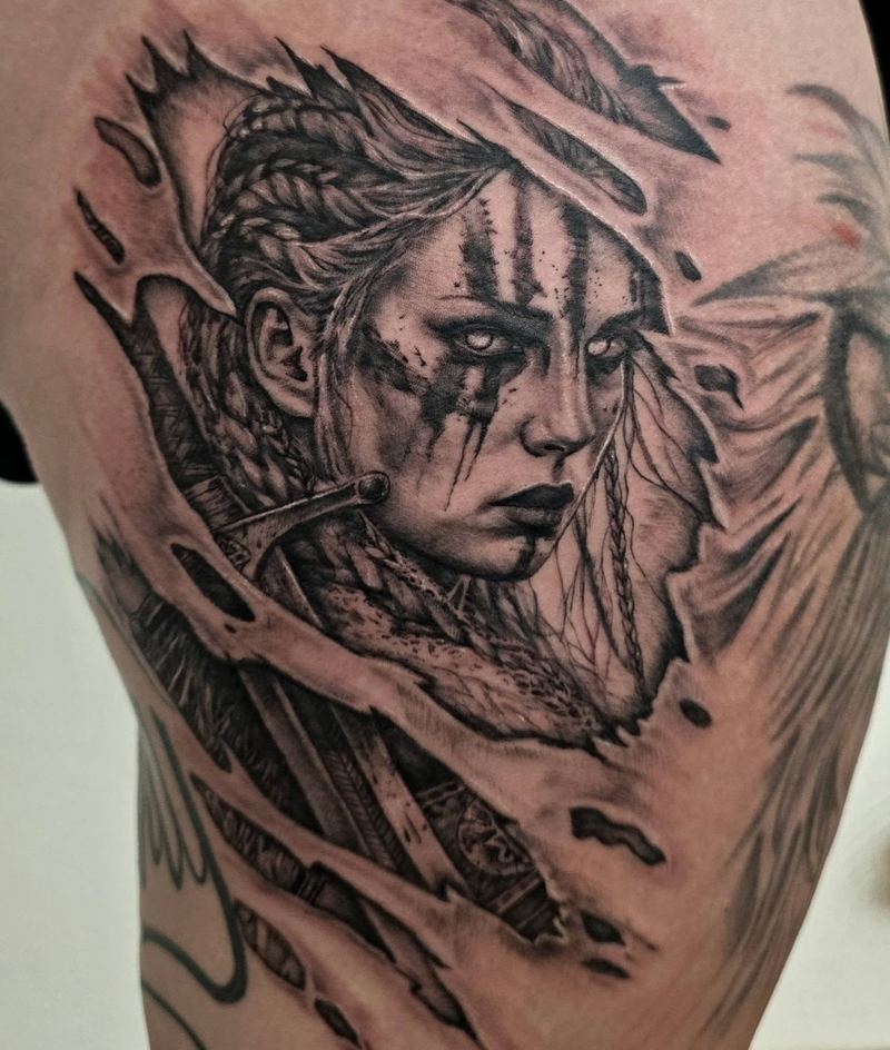 Realistisches Portrait einer Kriegerin mit Schwert, Black & Grey, Oberarm